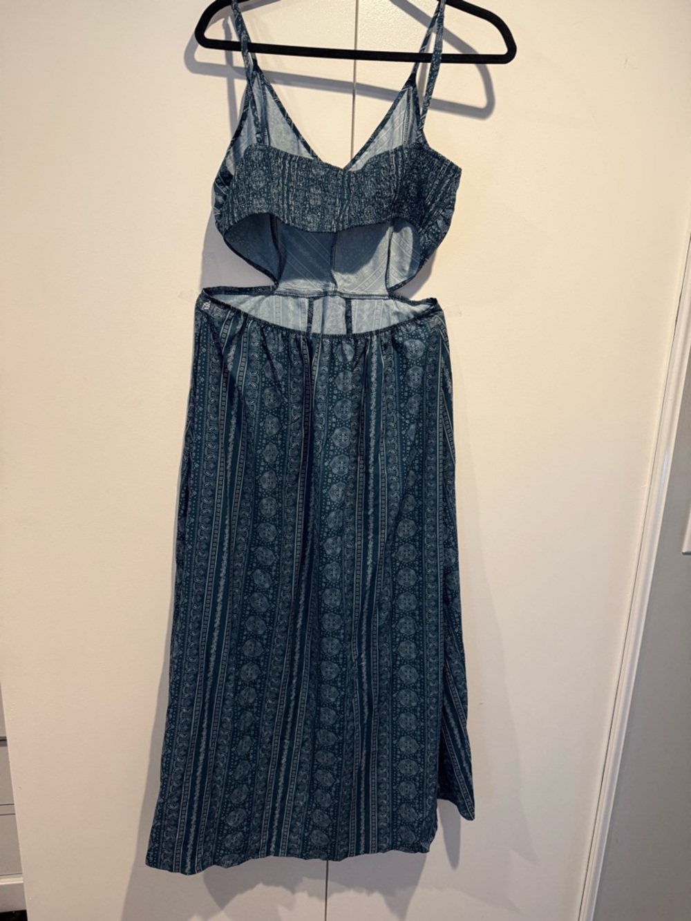 Teal Patterned V-Neck Maxi Dress - Picture 2 of 3